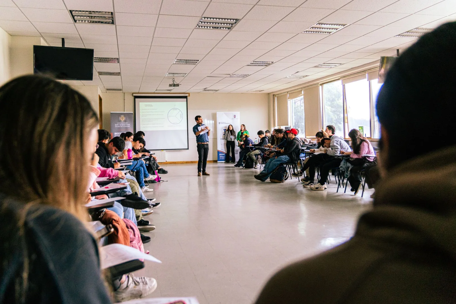 Felipe Rosales dictando un taller de marketing a estudiantes universitarios